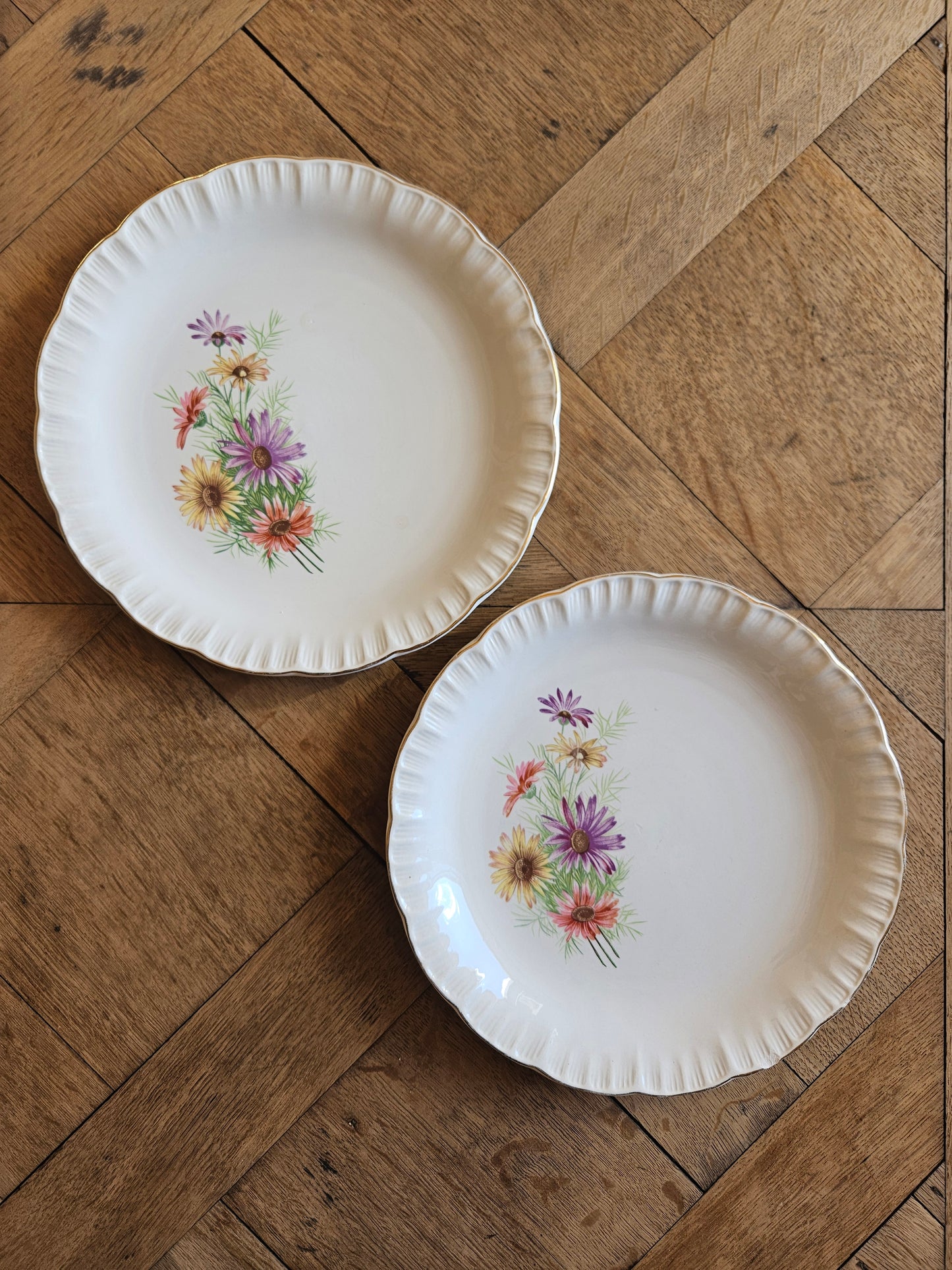 Assiettes plates dépareillées, vert pomme et fleurs