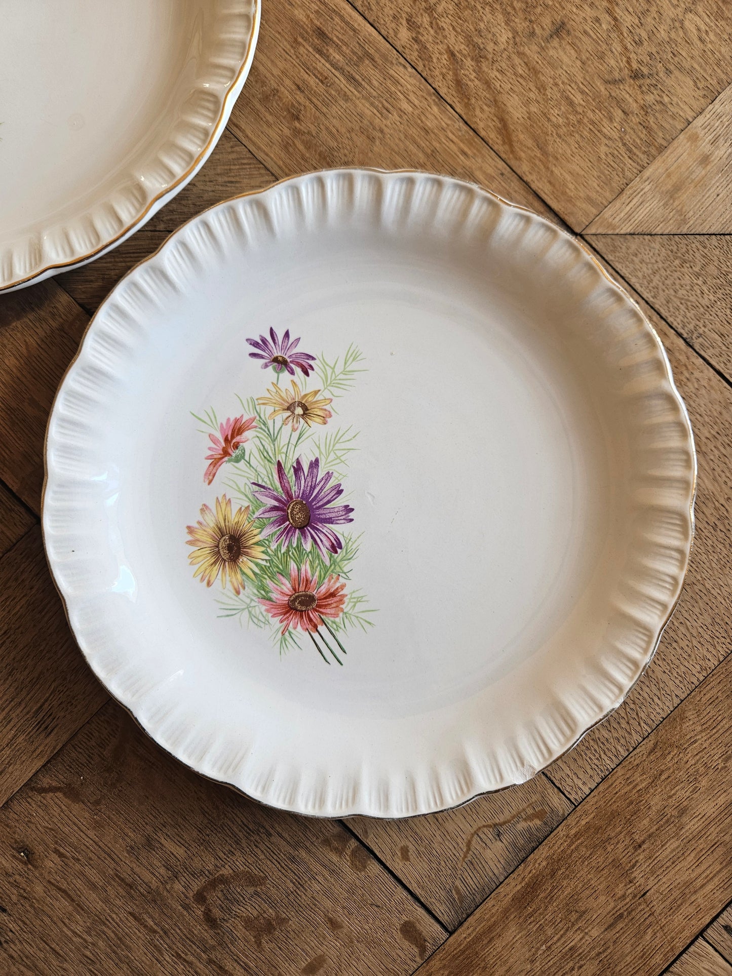 Assiettes plates dépareillées, vert pomme et fleurs