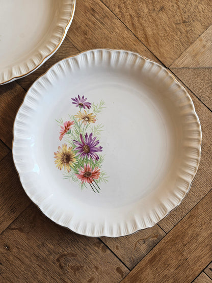 Assiettes plates dépareillées, vert pomme et fleurs