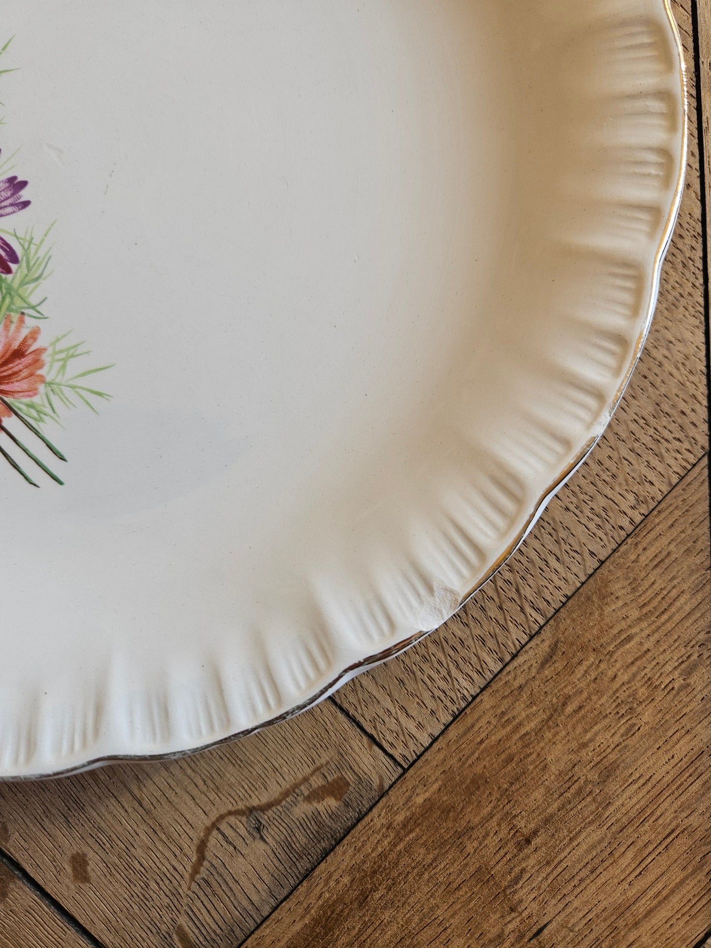Assiettes plates dépareillées, vert pomme et fleurs