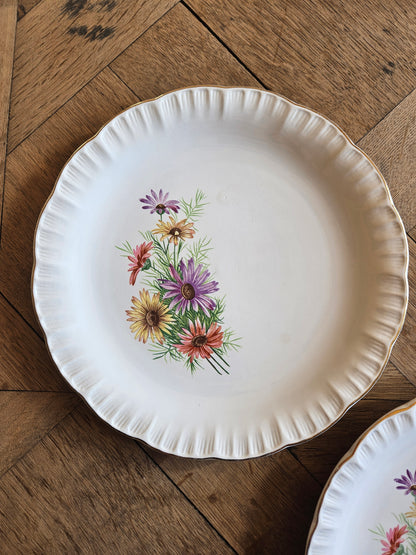 Assiettes plates dépareillées, vert pomme et fleurs