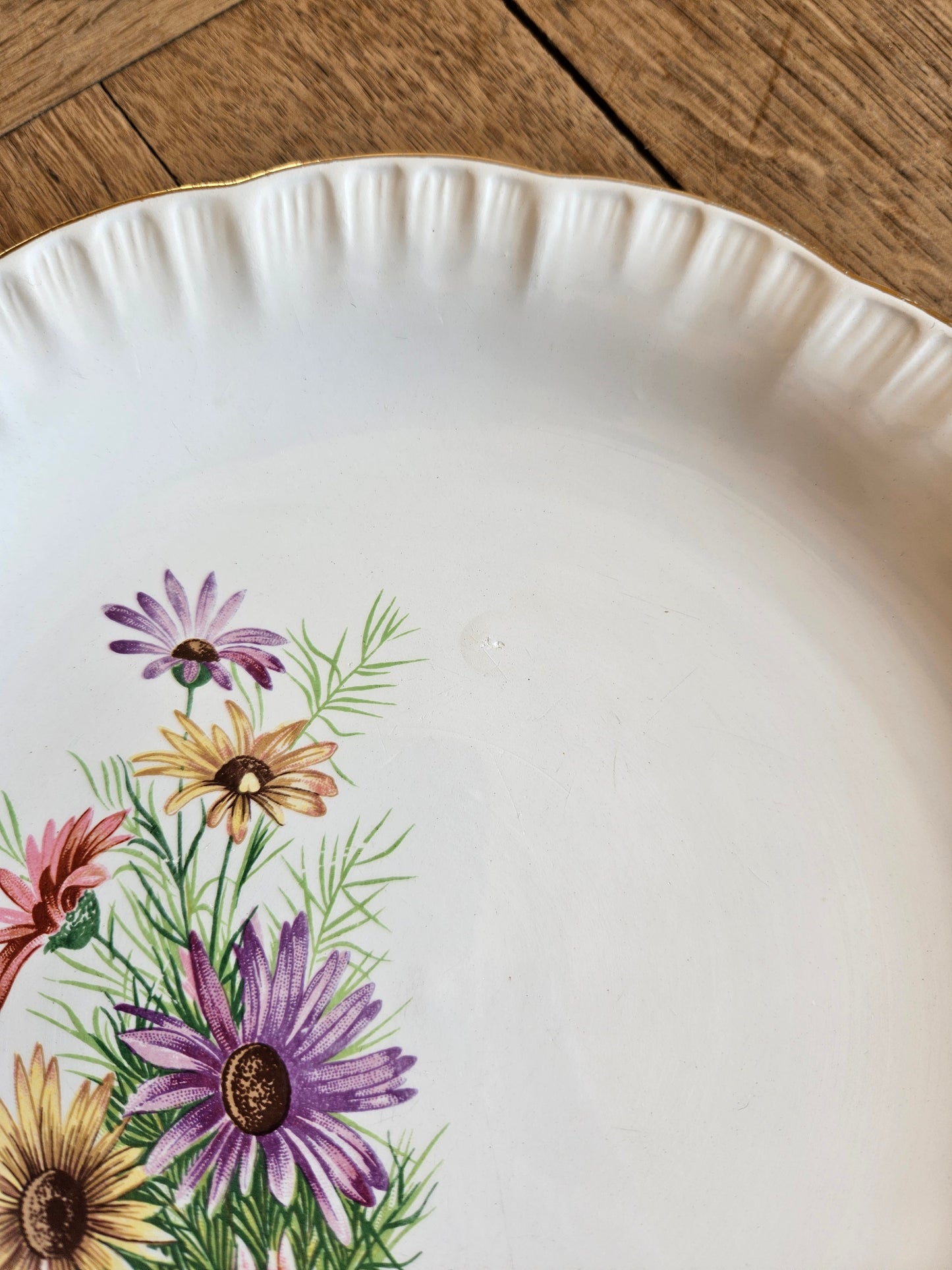 Assiettes plates dépareillées, vert pomme et fleurs