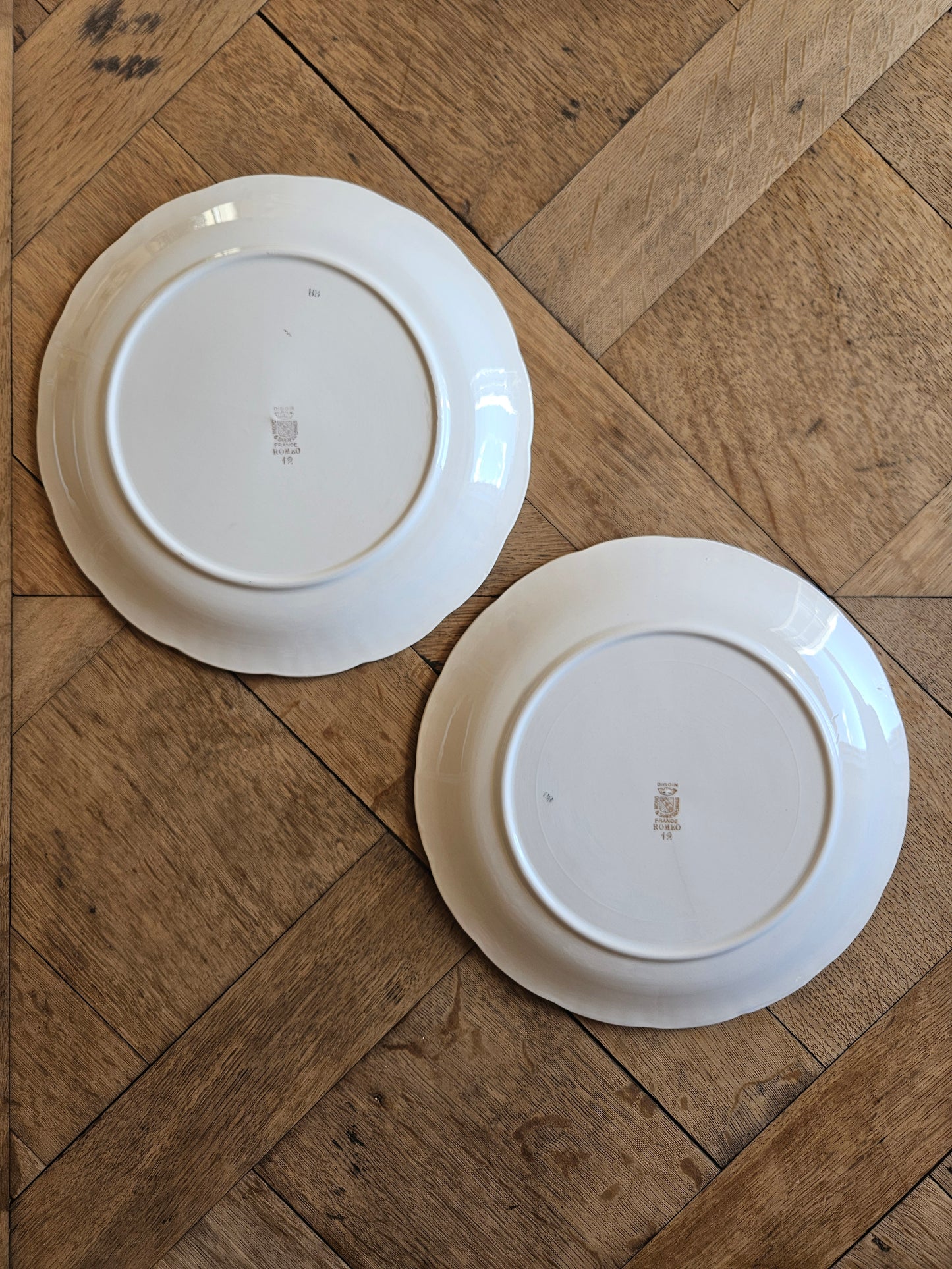 Assiettes plates dépareillées, vert pomme et fleurs