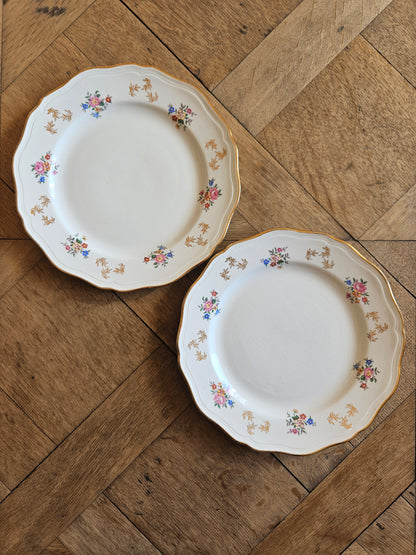 Assiettes plates dépareillées, vert pomme et fleurs