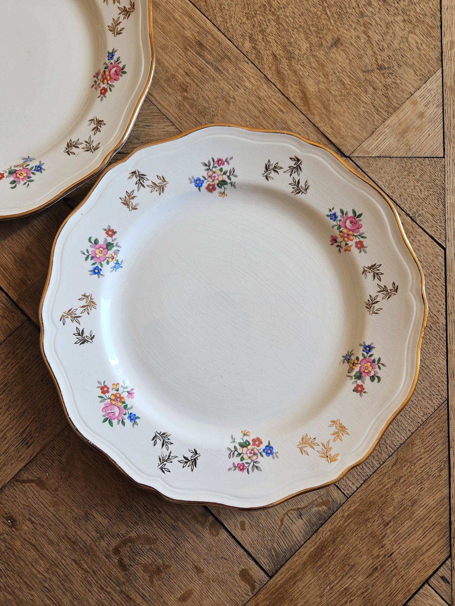 Assiettes plates dépareillées, vert pomme et fleurs