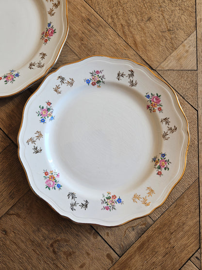 Assiettes plates dépareillées, vert pomme et fleurs