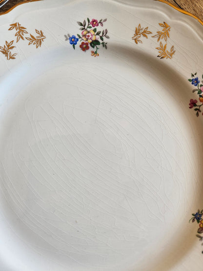 Assiettes plates dépareillées, vert pomme et fleurs