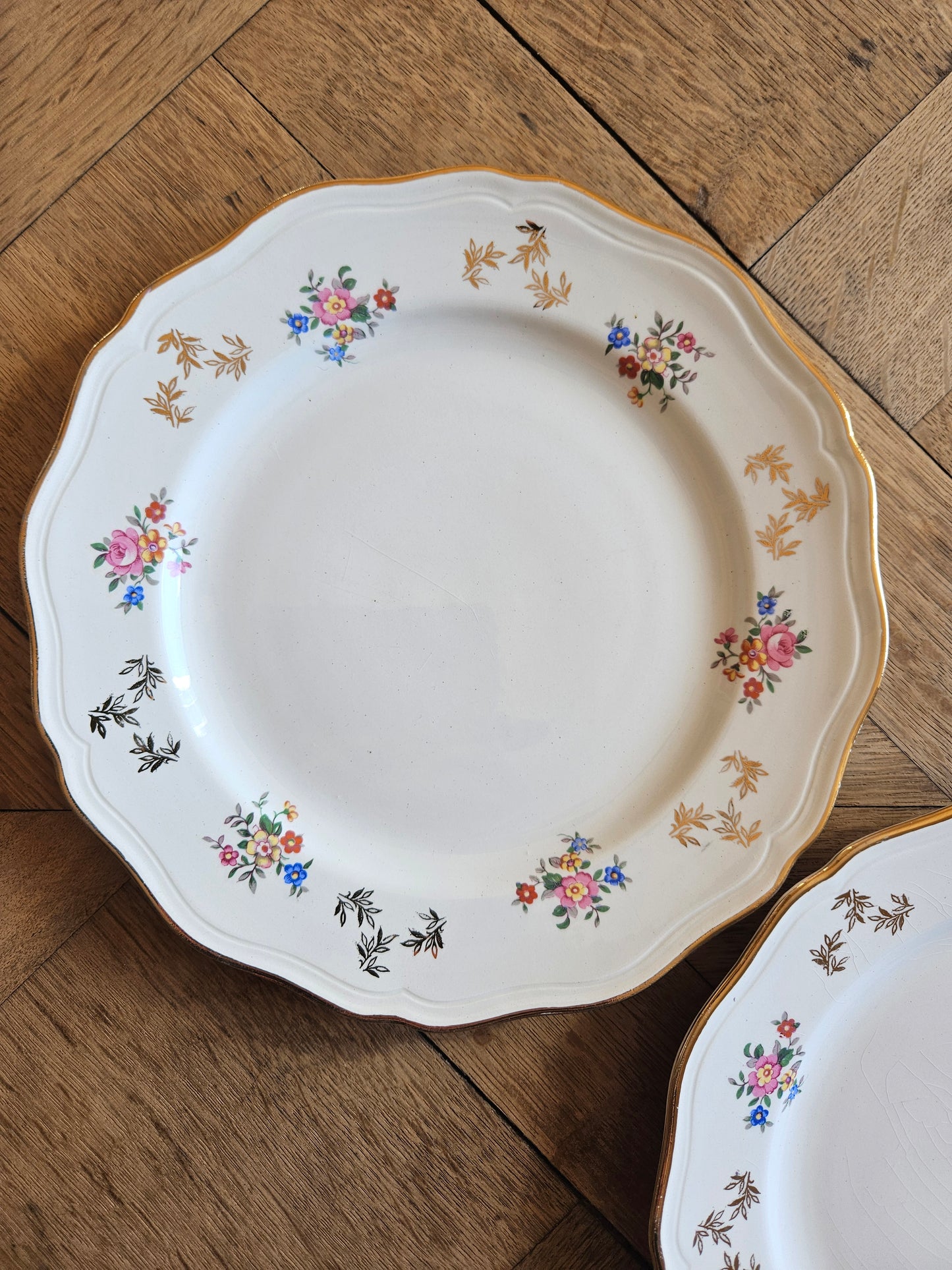 Assiettes plates dépareillées, vert pomme et fleurs