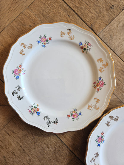 Assiettes plates dépareillées, vert pomme et fleurs