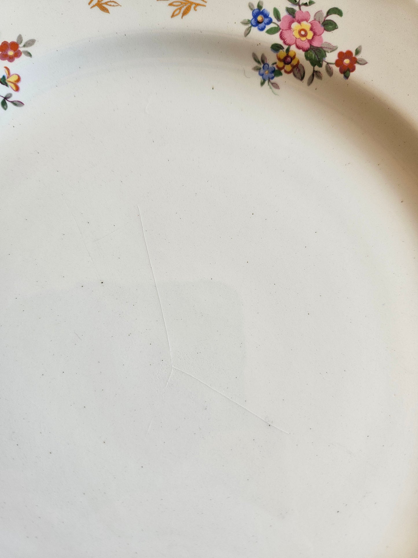 Assiettes plates dépareillées, vert pomme et fleurs