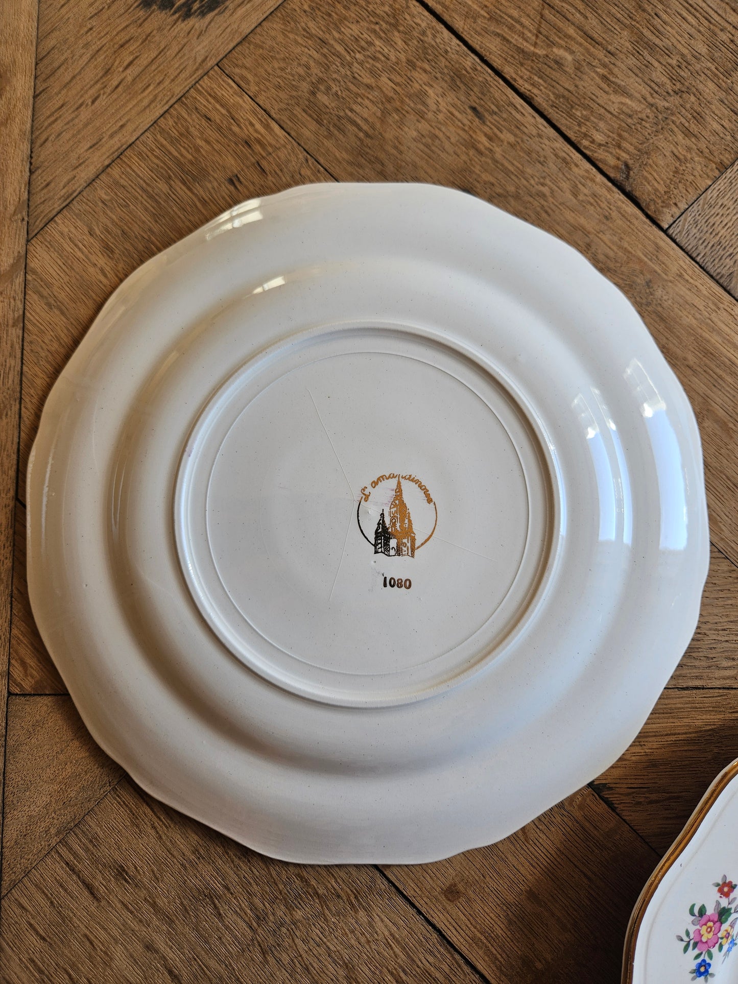 Assiettes plates dépareillées, vert pomme et fleurs