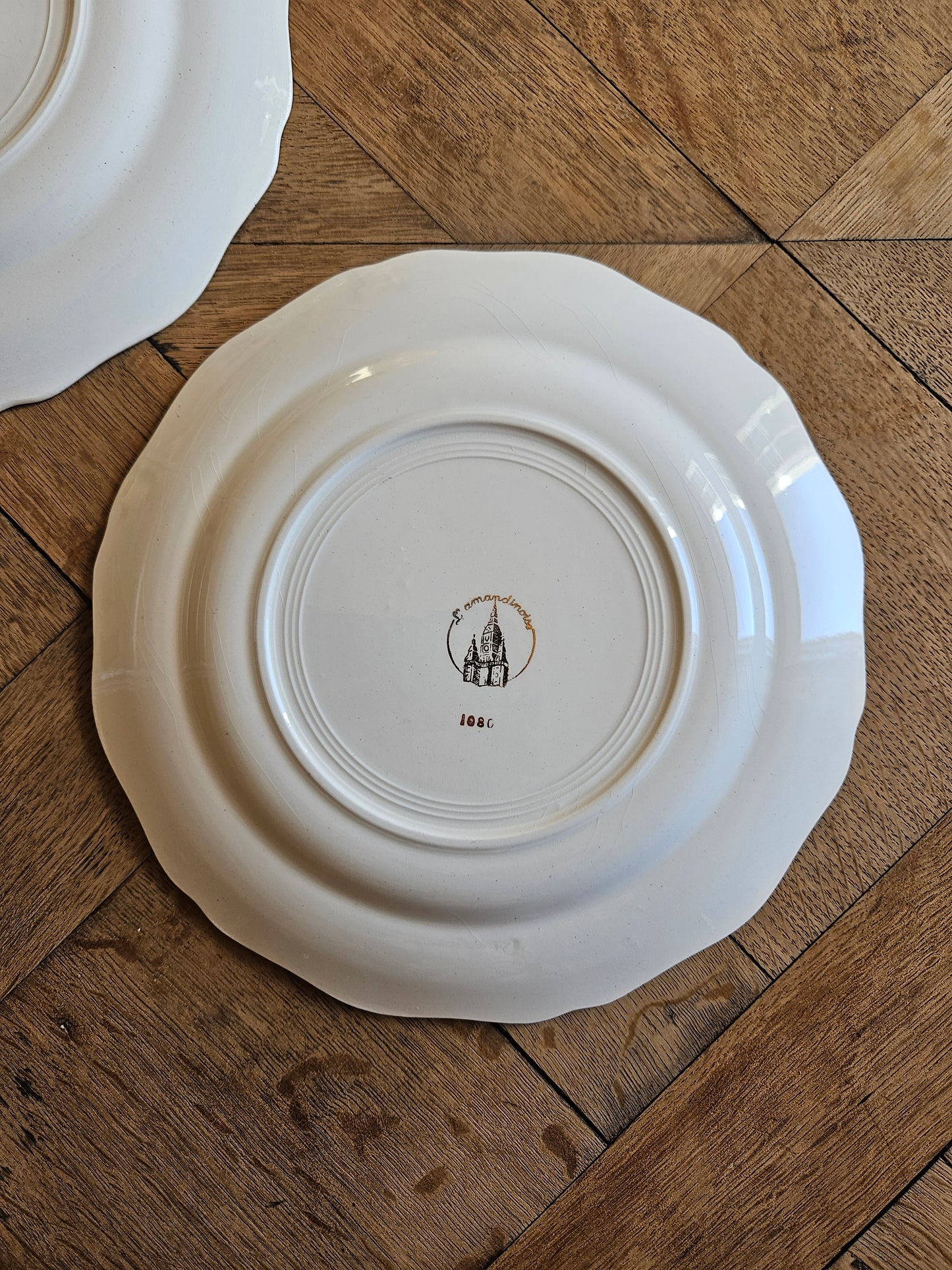 Assiettes plates dépareillées, vert pomme et fleurs