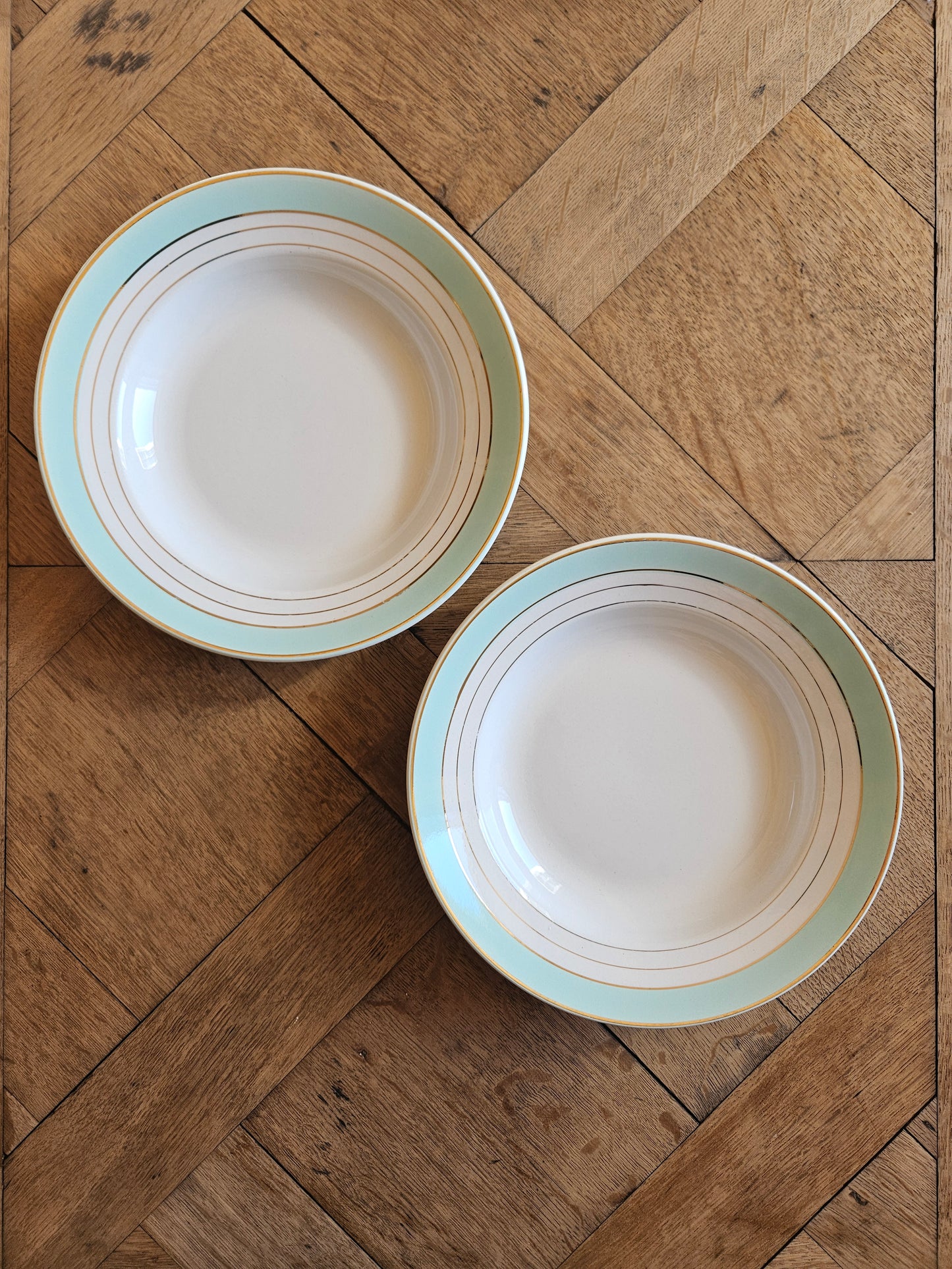 Assiettes creuses dépareillées, mint et fleurs