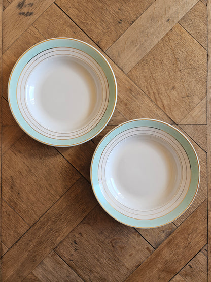 Assiettes creuses dépareillées, mint et fleurs