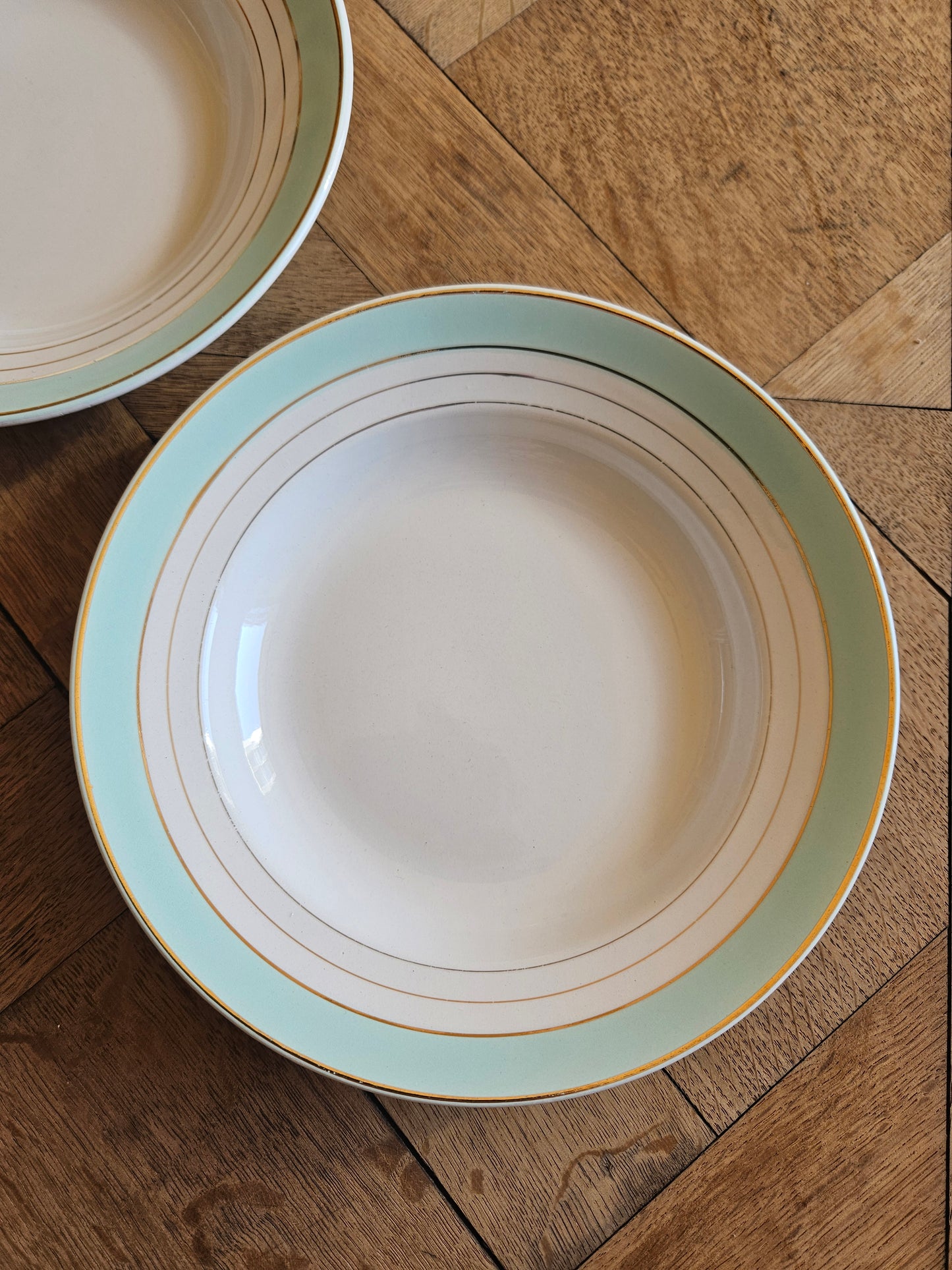 Assiettes creuses dépareillées, mint et fleurs