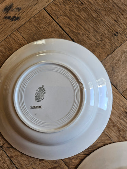 Assiettes creuses dépareillées, mint et fleurs