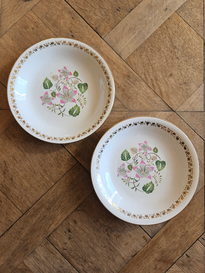 Assiettes creuses dépareillées, mint et fleurs