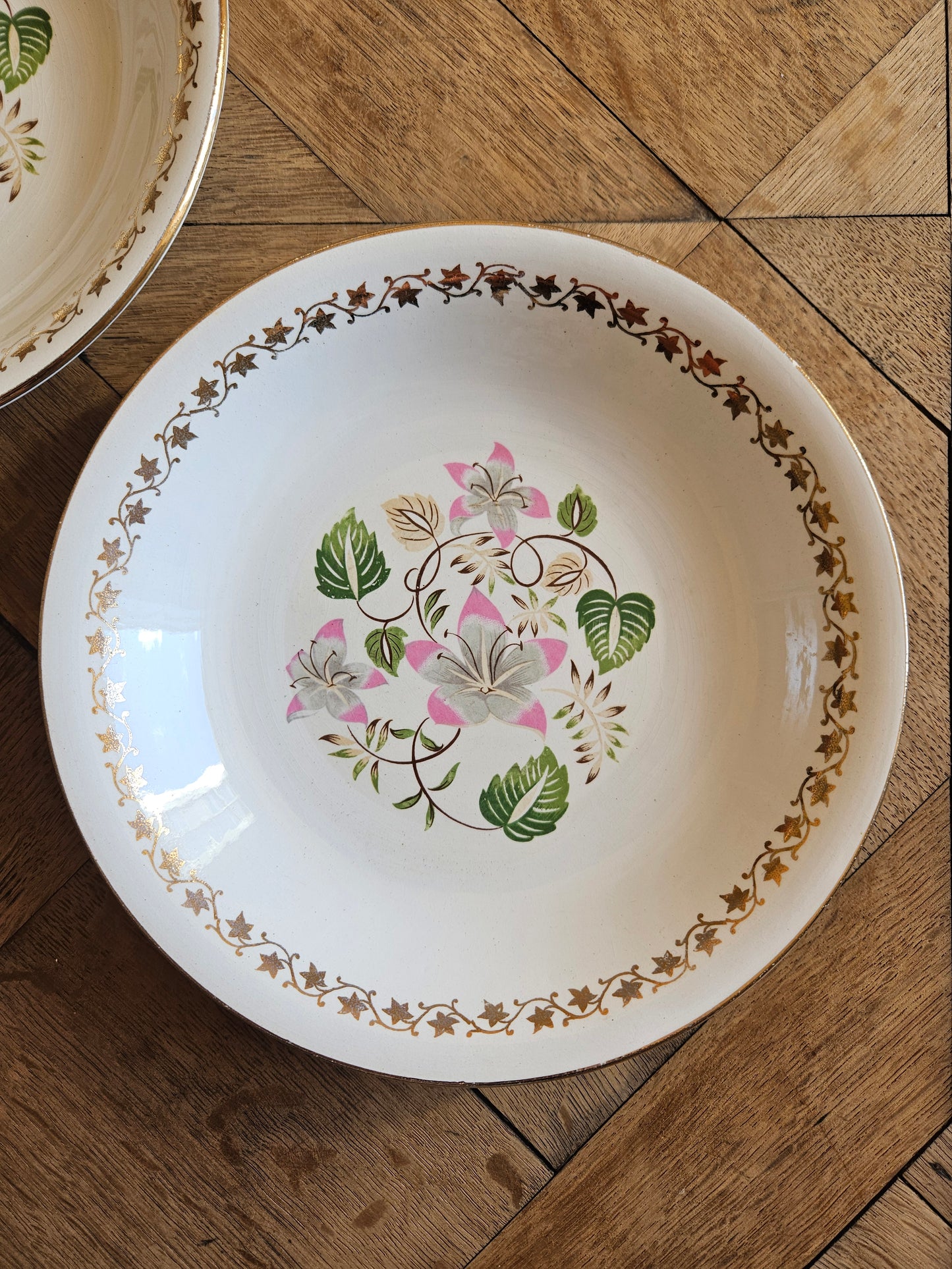 Assiettes creuses dépareillées, mint et fleurs
