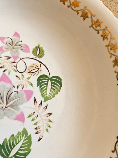 Assiettes creuses dépareillées, mint et fleurs