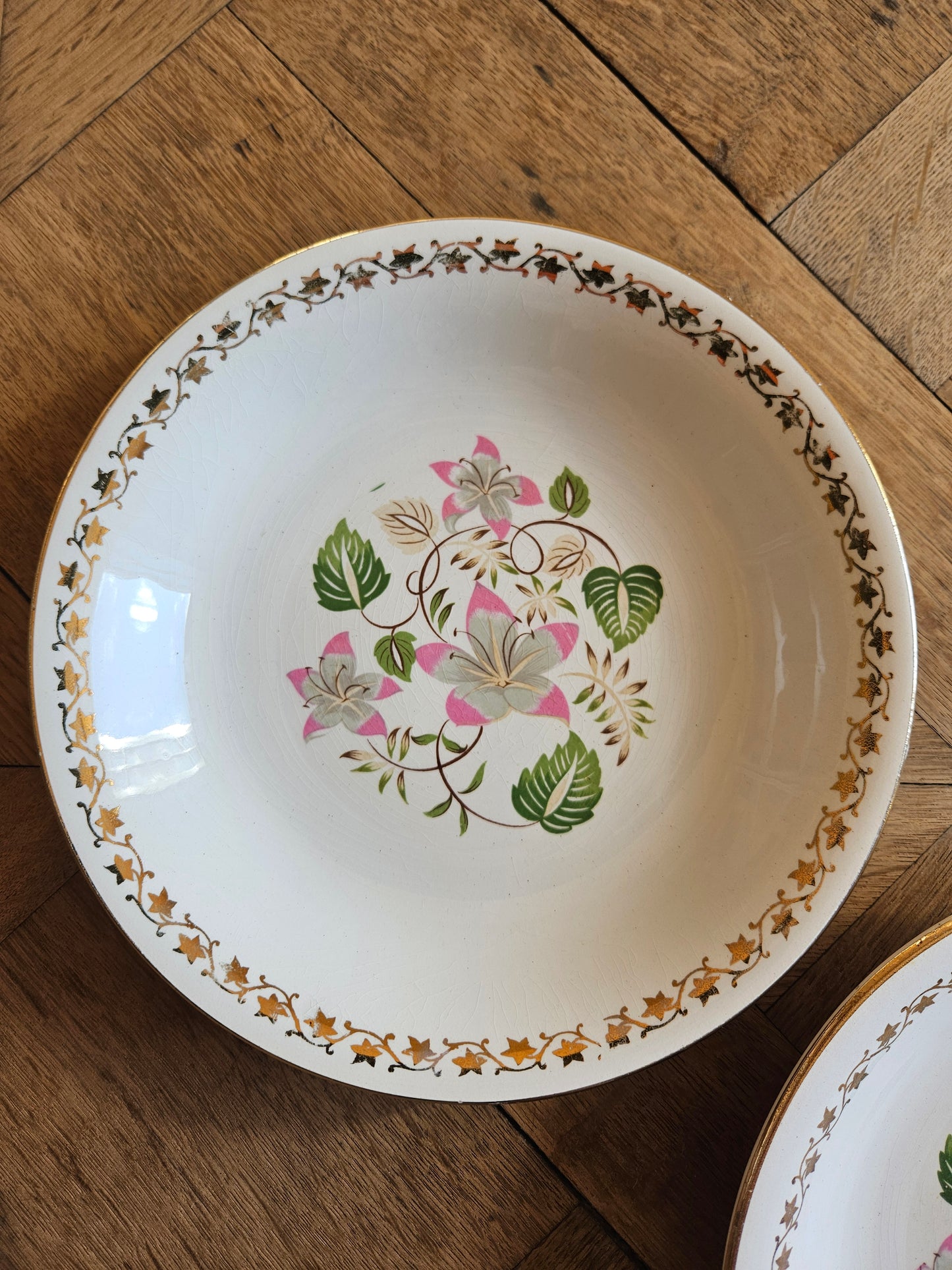 Assiettes creuses dépareillées, mint et fleurs