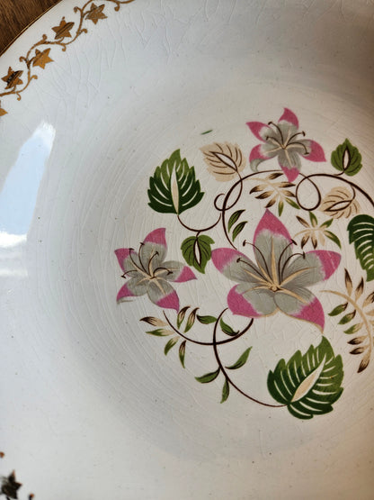 Assiettes creuses dépareillées, mint et fleurs