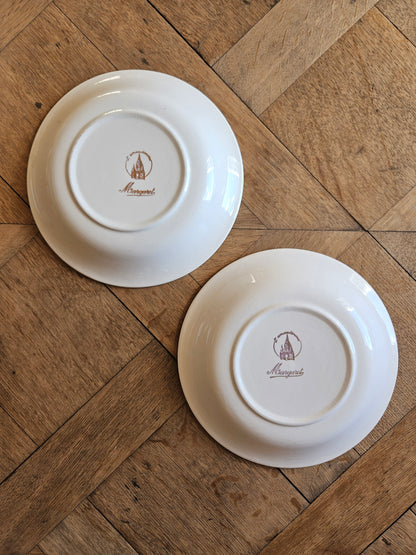 Assiettes creuses dépareillées, mint et fleurs