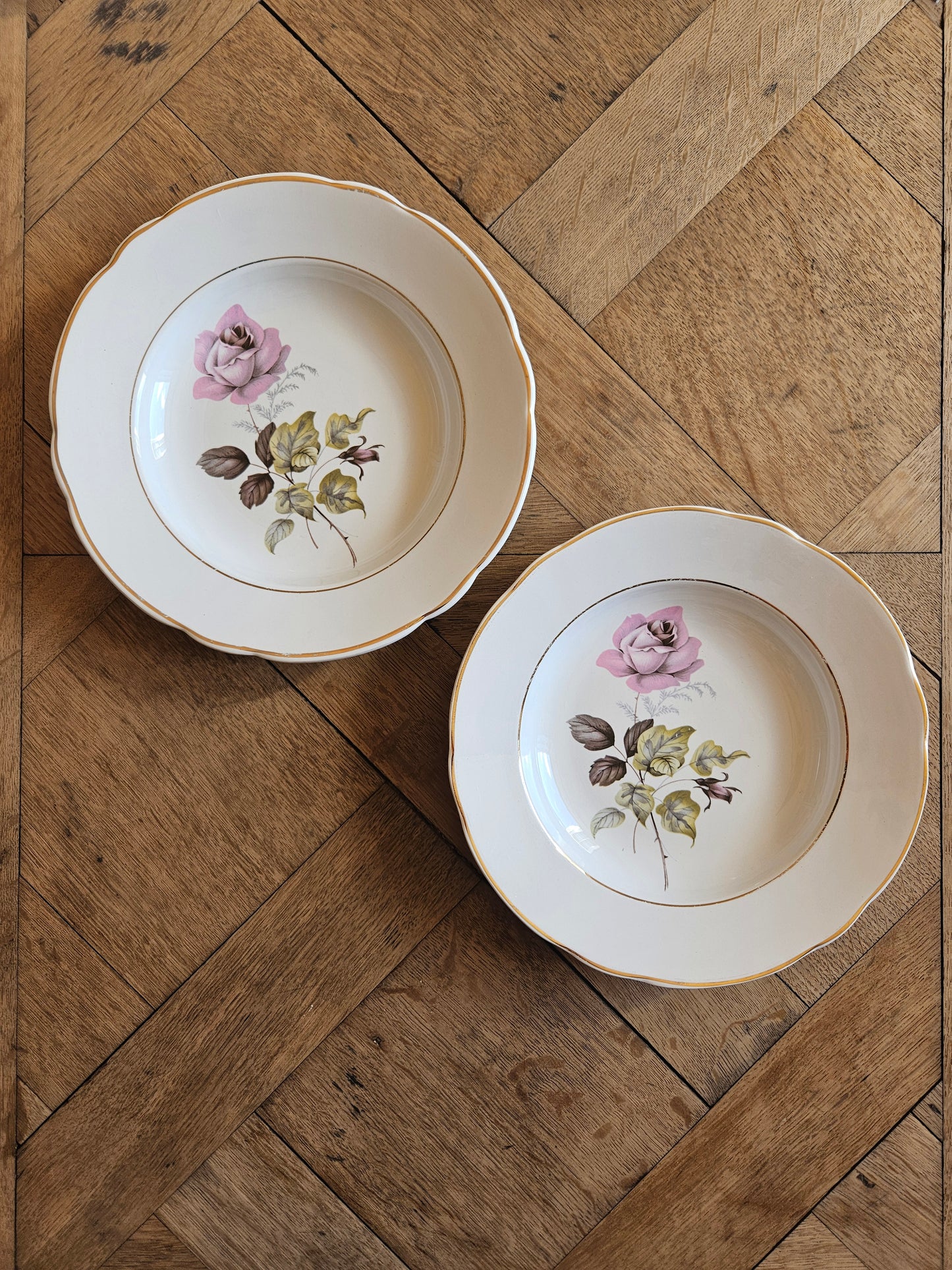 Assiettes creuses dépareillées, mint et fleurs