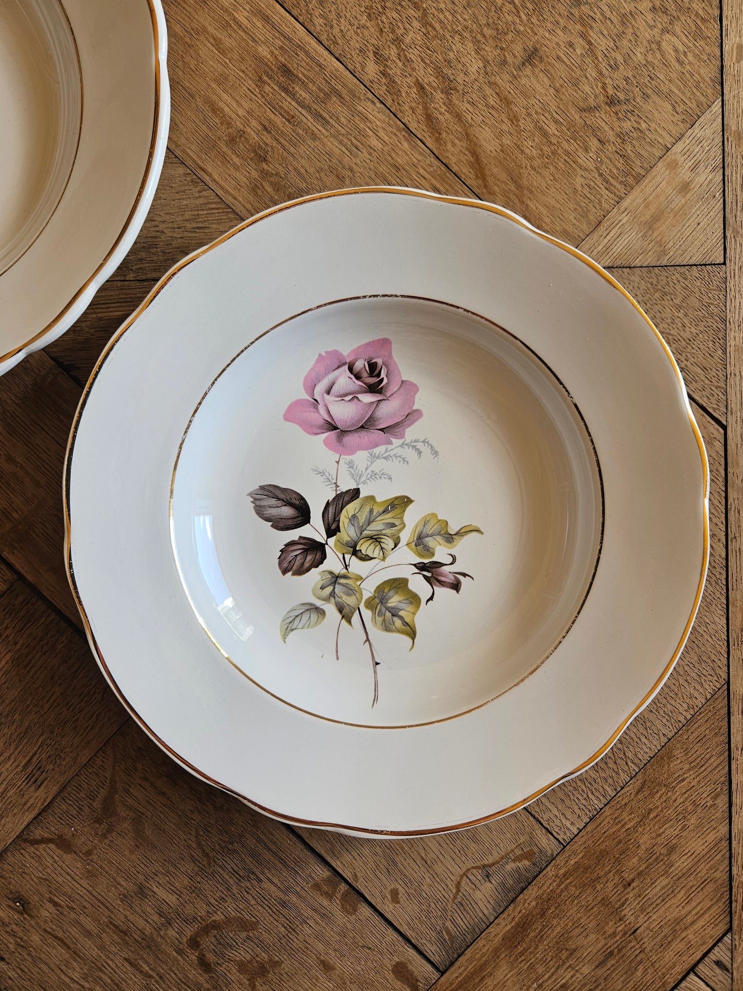 Assiettes creuses dépareillées, mint et fleurs