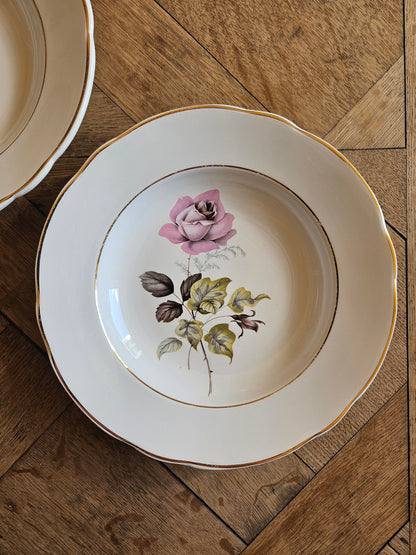 Assiettes creuses dépareillées, mint et fleurs