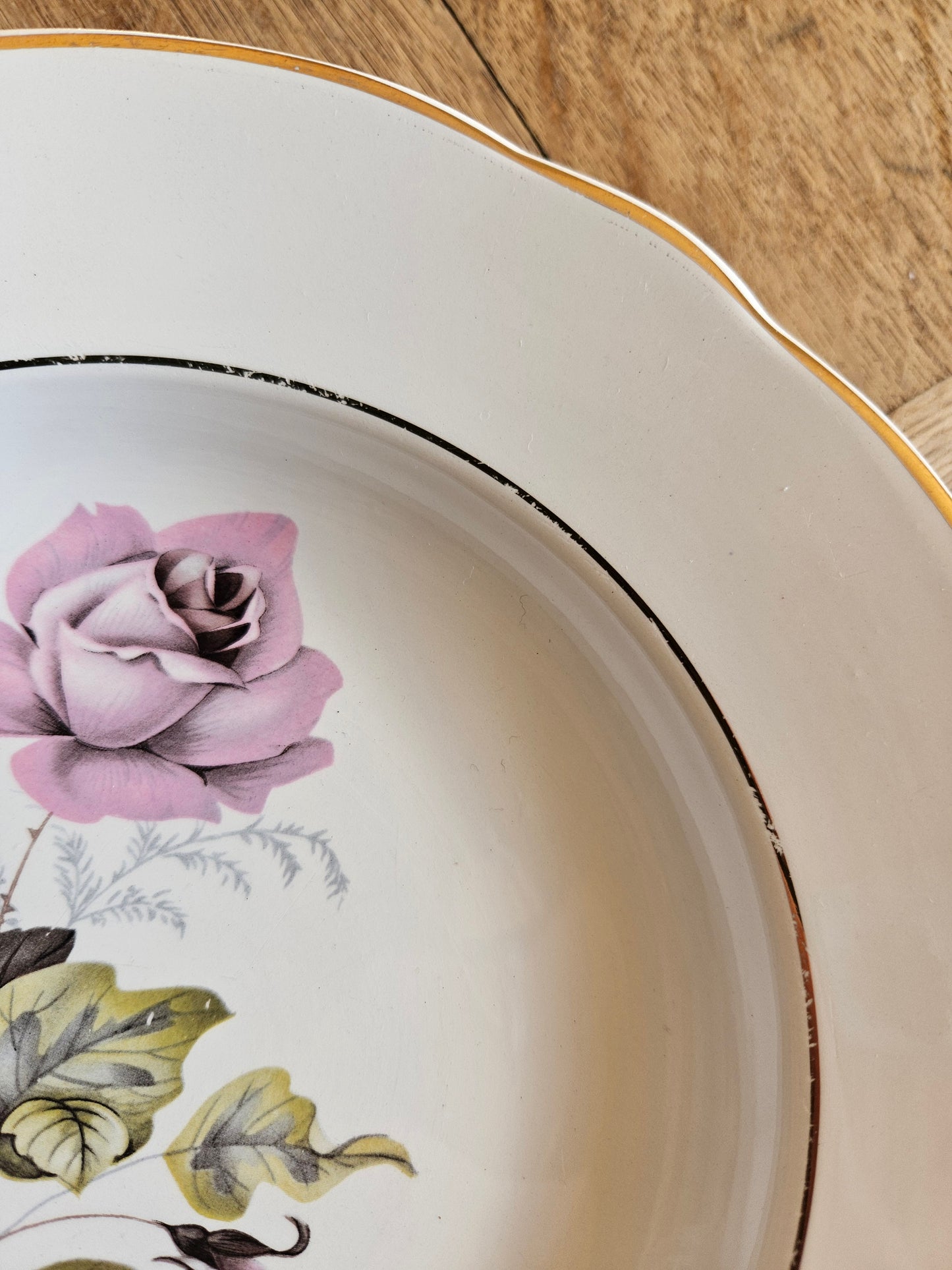 Assiettes creuses dépareillées, mint et fleurs