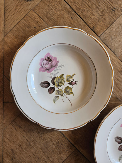 Assiettes creuses dépareillées, mint et fleurs