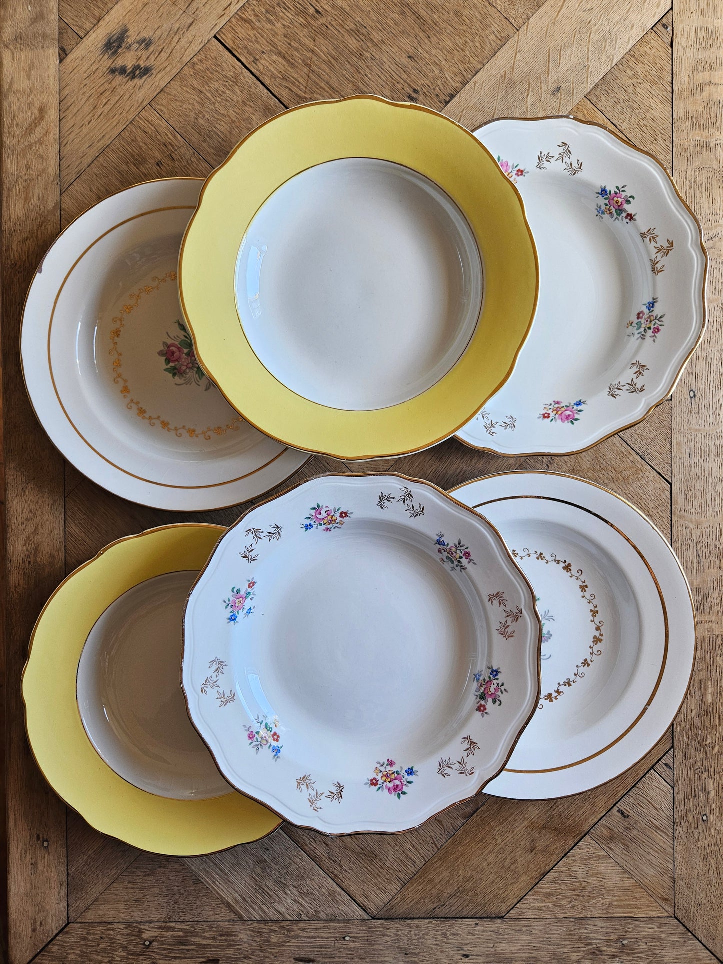 Assiettes creuses dépareillées, jaunes et fleuries
