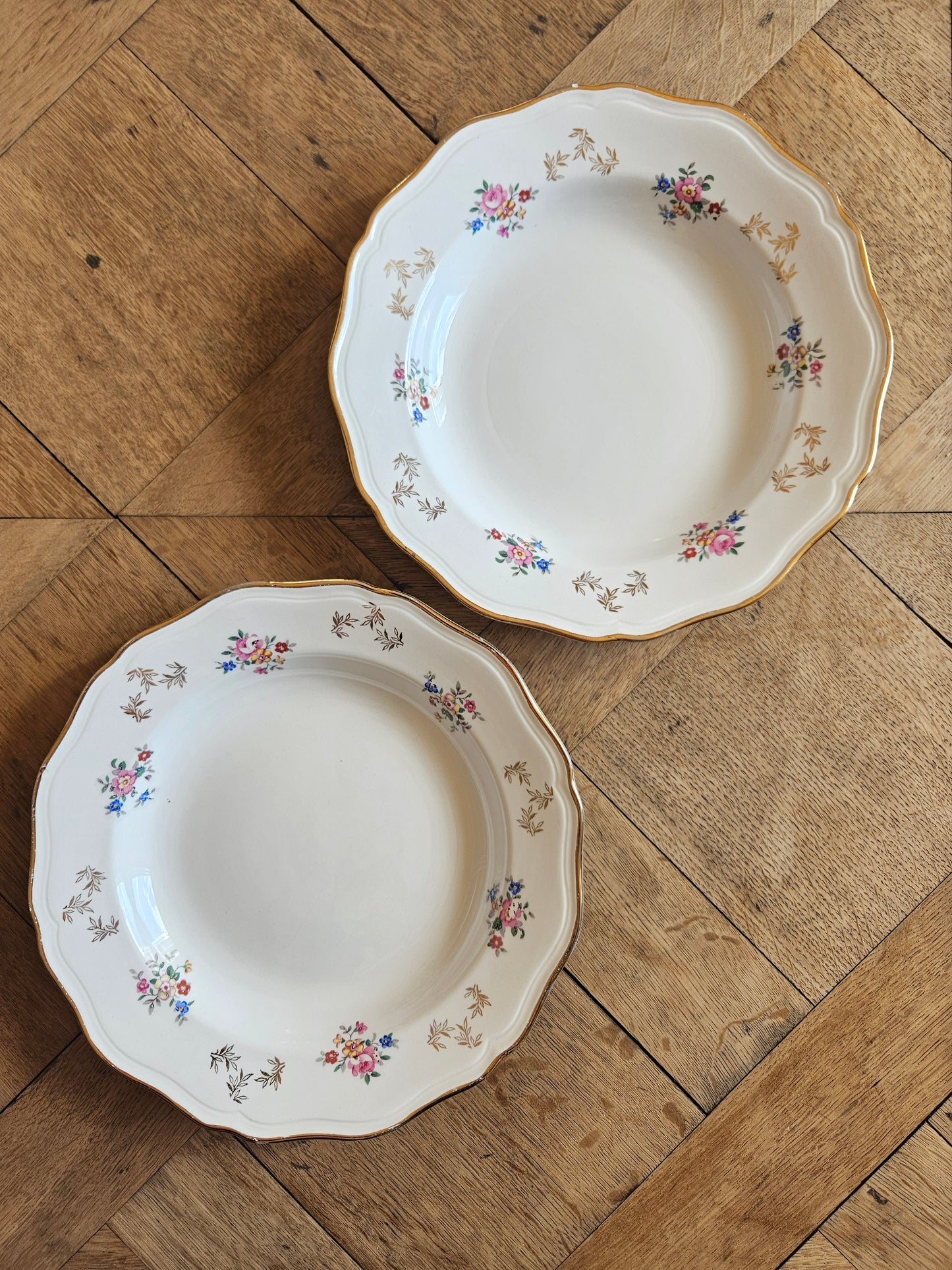 Assiettes creuses dépareillées, jaunes et fleuries