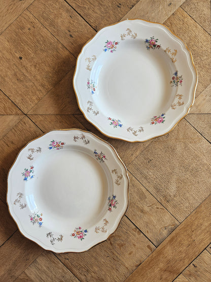 Assiettes creuses dépareillées, jaunes et fleuries