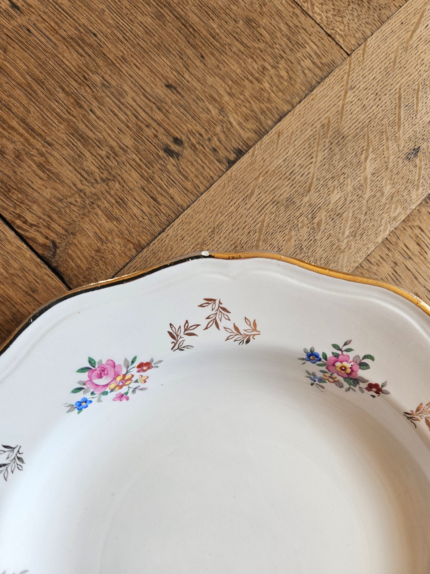 Assiettes creuses dépareillées, jaunes et fleuries