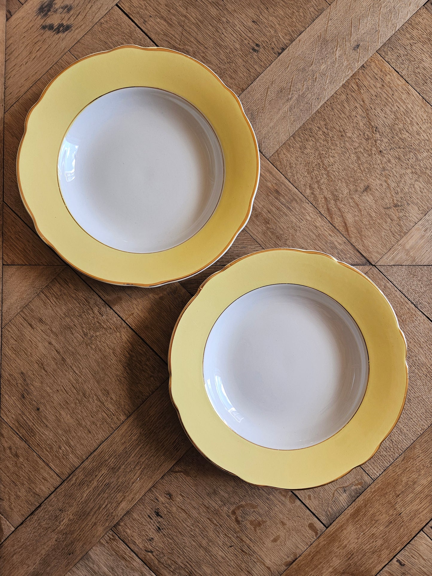 Assiettes creuses dépareillées, jaunes et fleuries