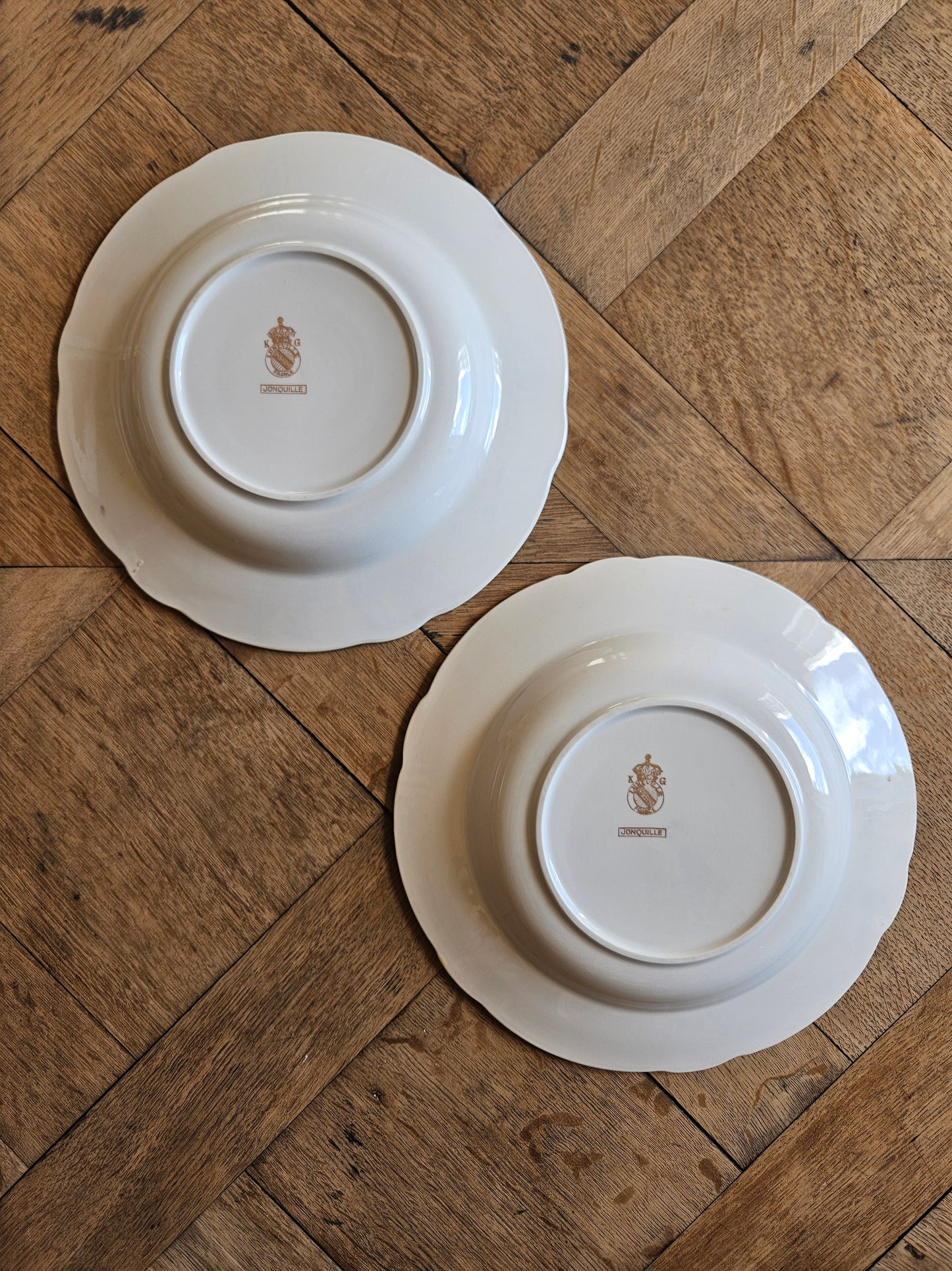 Assiettes creuses dépareillées, jaunes et fleuries