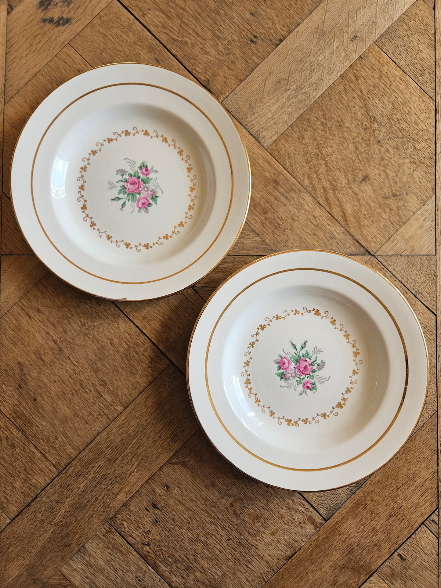 Assiettes creuses dépareillées, jaunes et fleuries