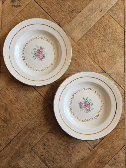 Assiettes creuses dépareillées, jaunes et fleuries