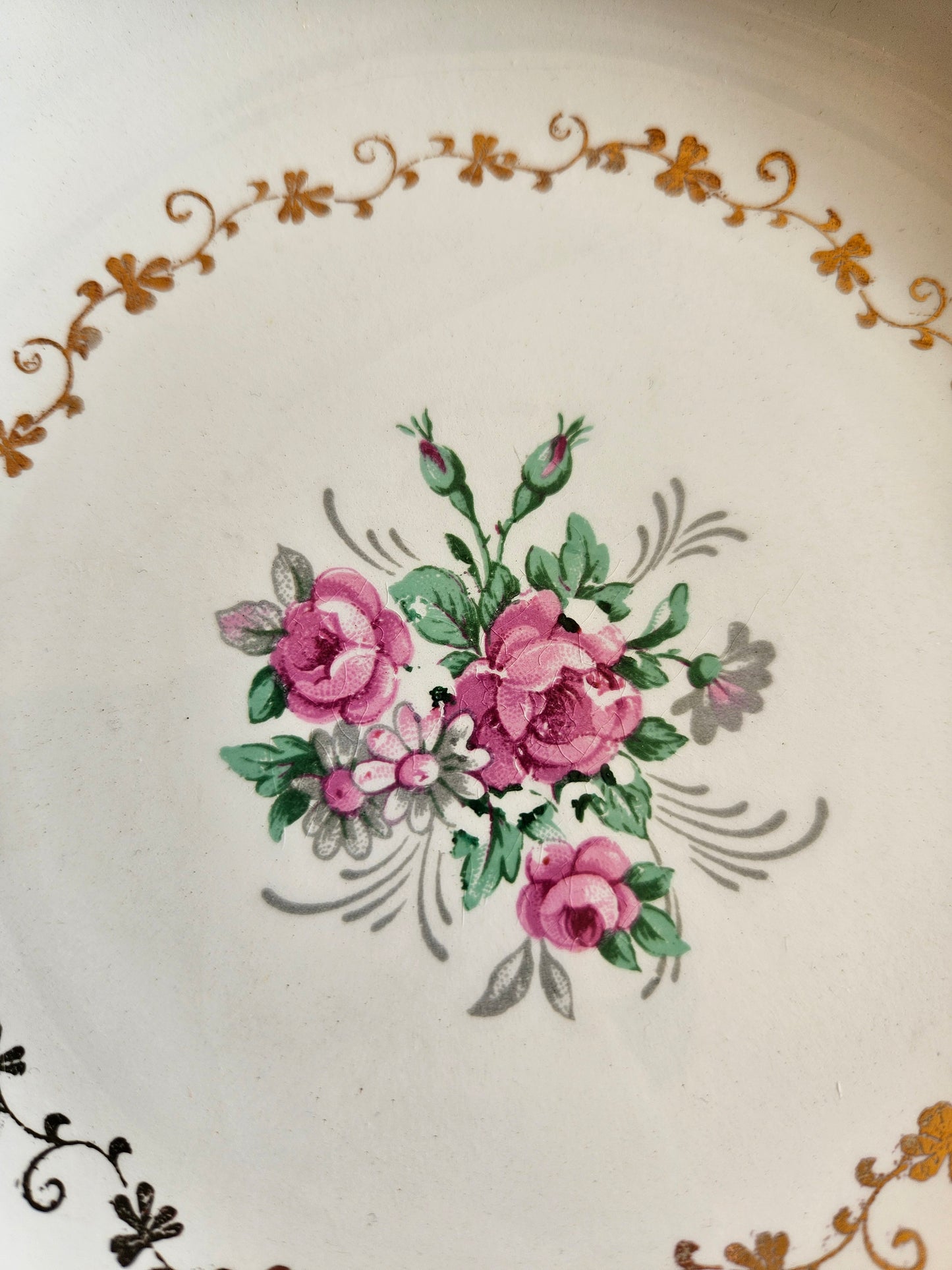 Assiettes creuses dépareillées, jaunes et fleuries