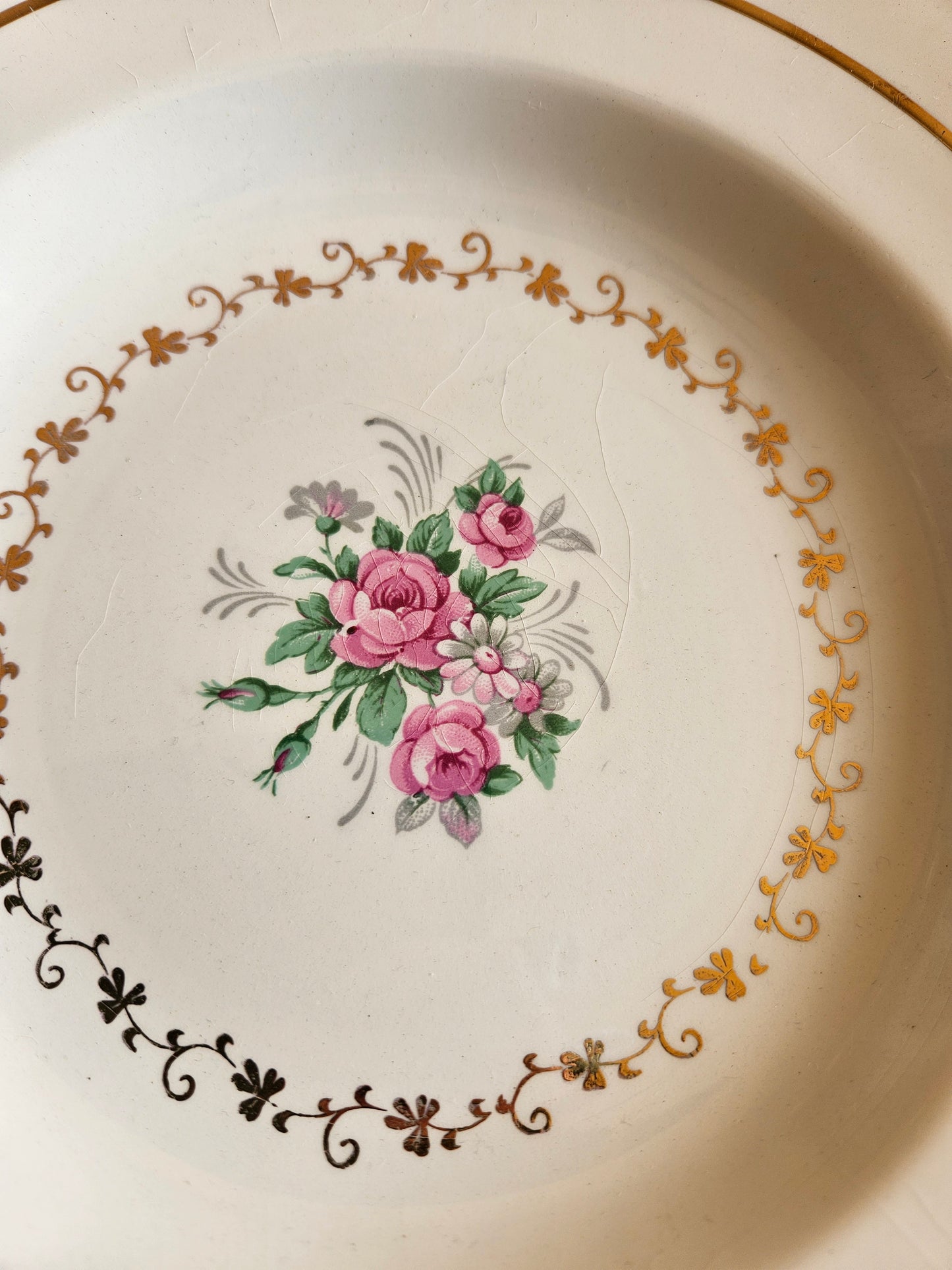 Assiettes creuses dépareillées, jaunes et fleuries