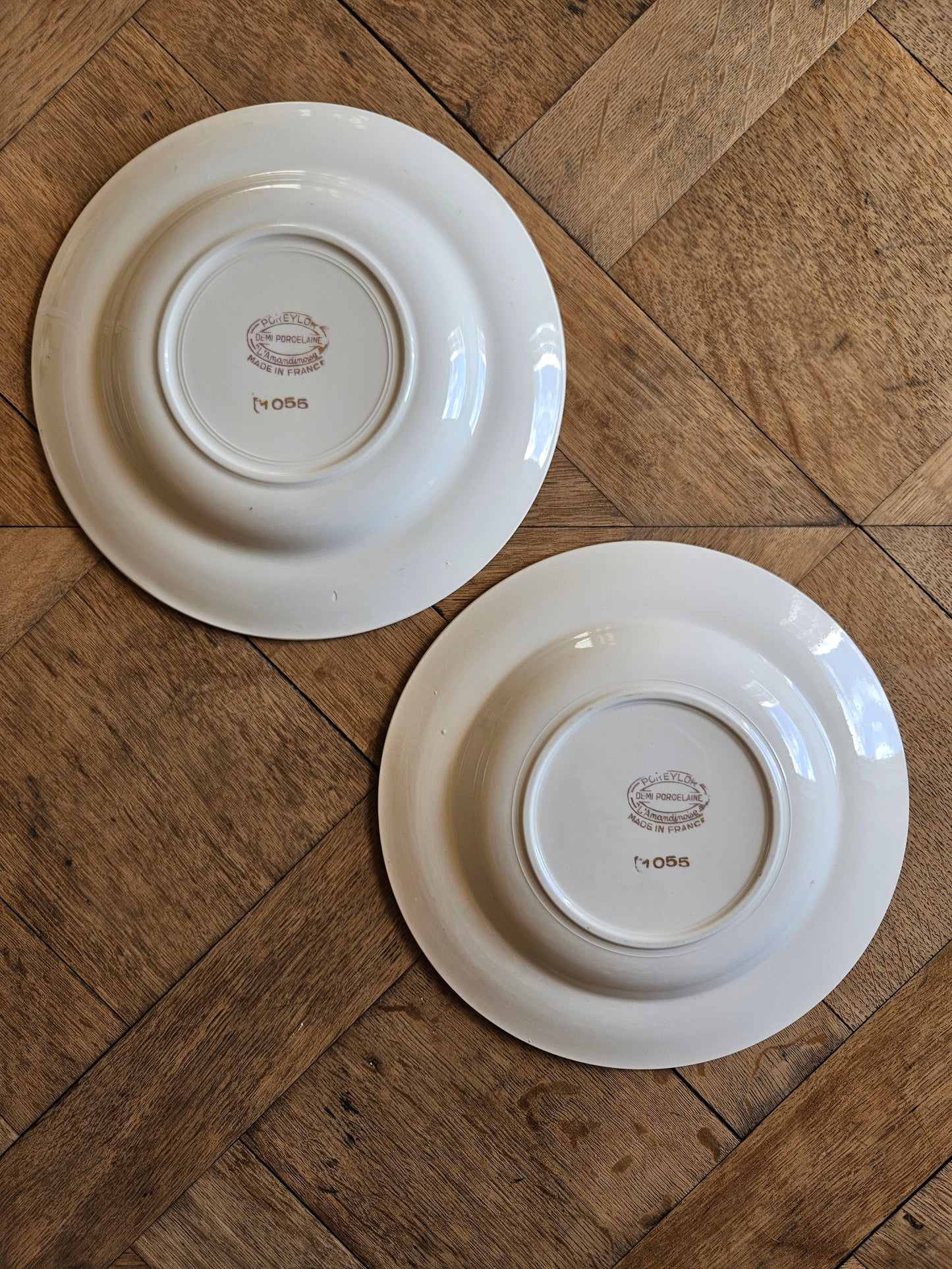 Assiettes creuses dépareillées, jaunes et fleuries