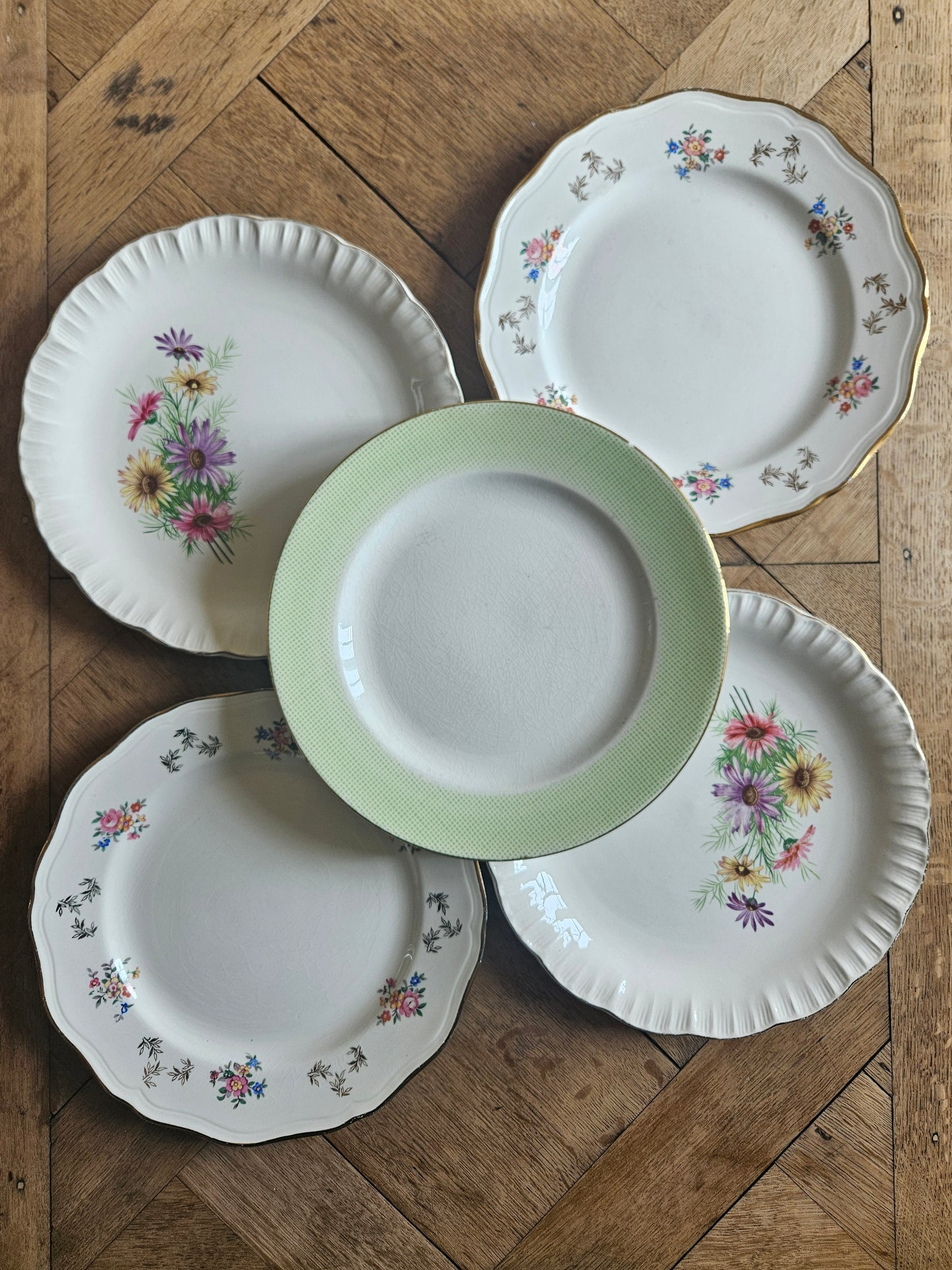 Assiettes plates dépareillées, vert pomme et fleuri