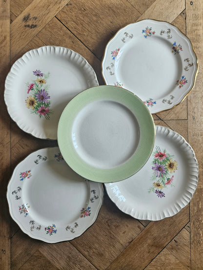Assiettes plates dépareillées, vert pomme et fleuri