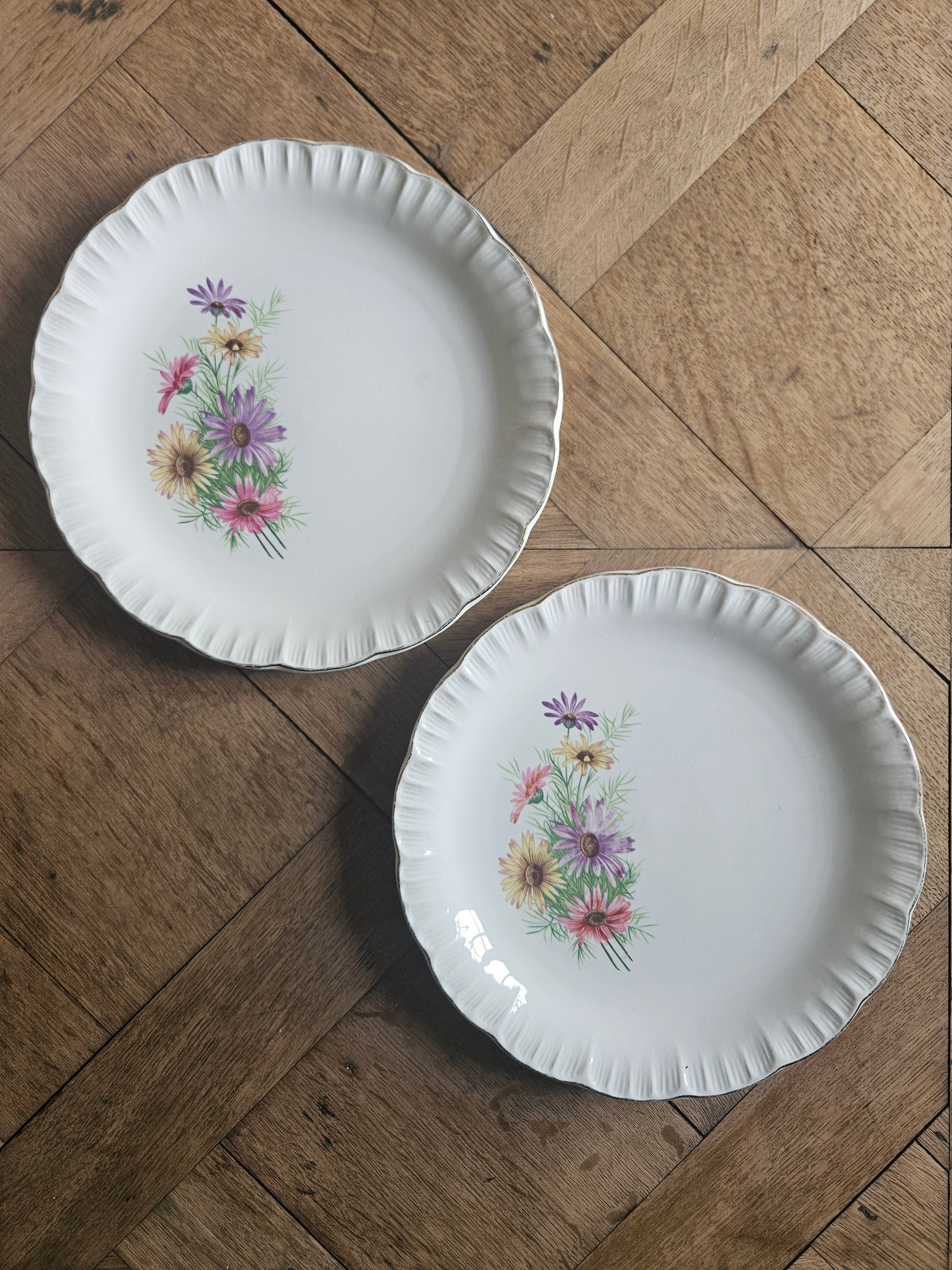 Assiettes plates dépareillées, vert pomme et fleuri