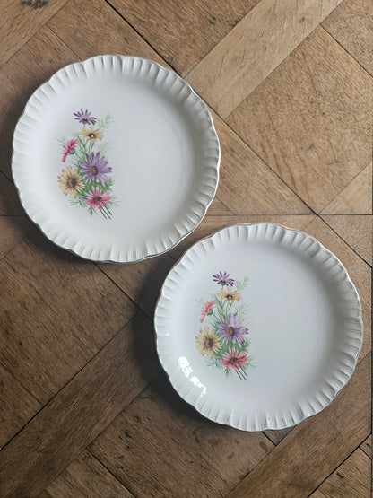 Assiettes plates dépareillées, vert pomme et fleuri