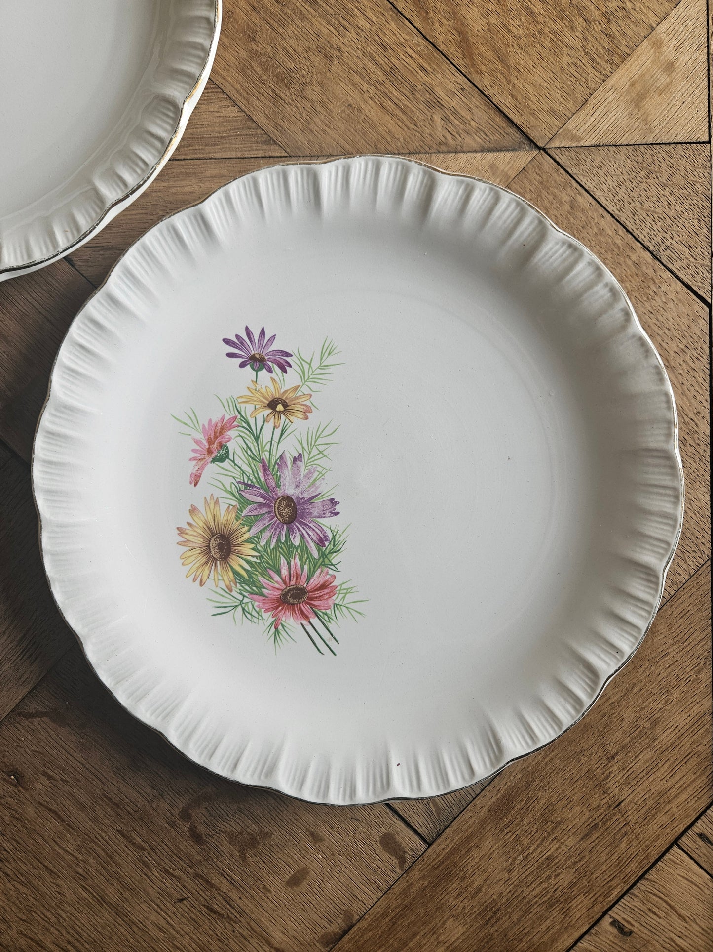 Assiettes plates dépareillées, vert pomme et fleuri