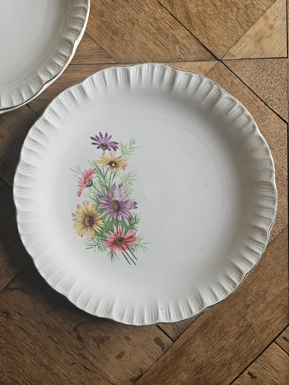 Assiettes plates dépareillées, vert pomme et fleuri