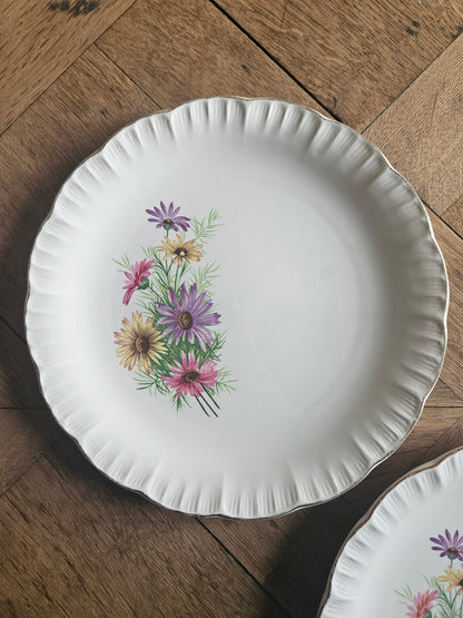 Assiettes plates dépareillées, vert pomme et fleuri