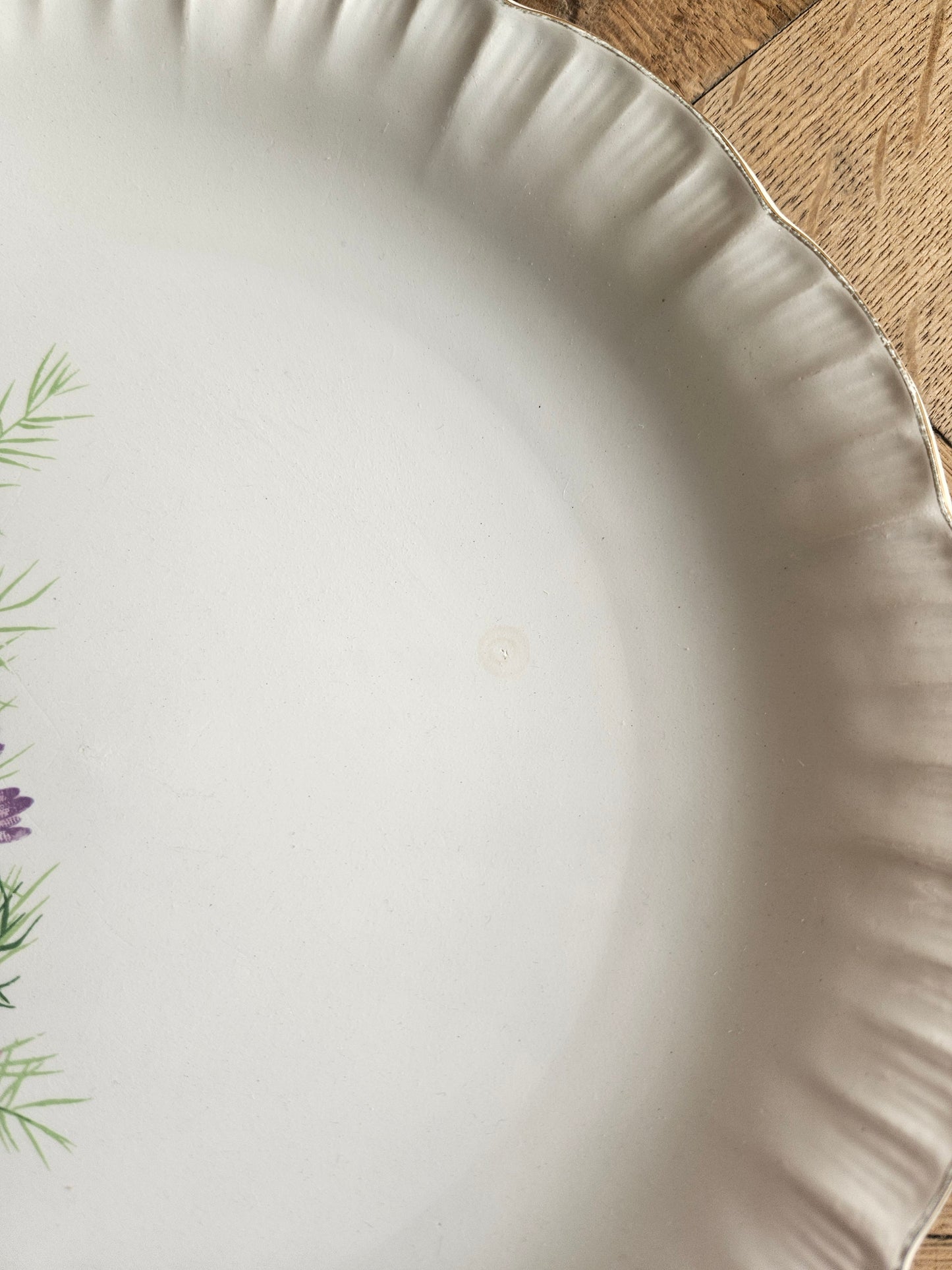 Assiettes plates dépareillées, vert pomme et fleuri